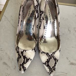 Gianni Bini Faux Snakeskin Pumps - size 7.5